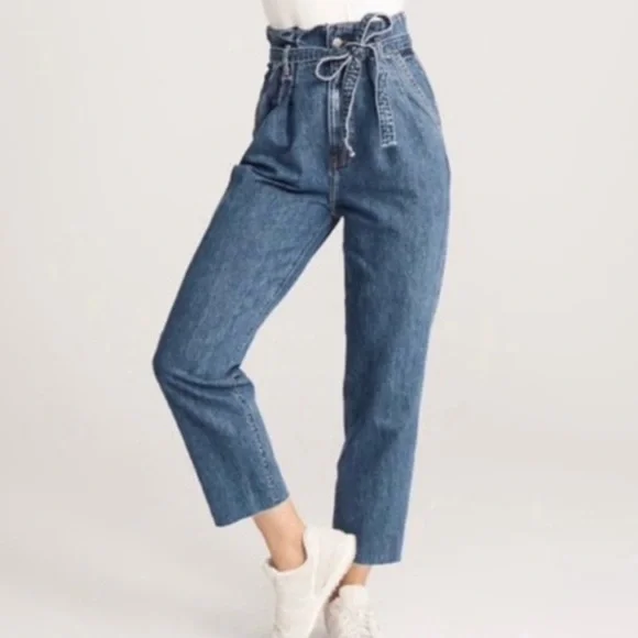 Abercrombie & Fitch High-Waisted Jeans with a Cropped length and raw frayed edge - Picture 4 of 10